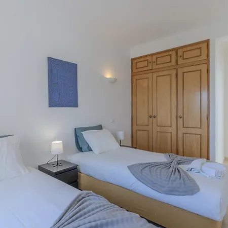 Dom wakacyjny #375 Spacious Townhouse With Pool, Bbq & Parking Albufeira