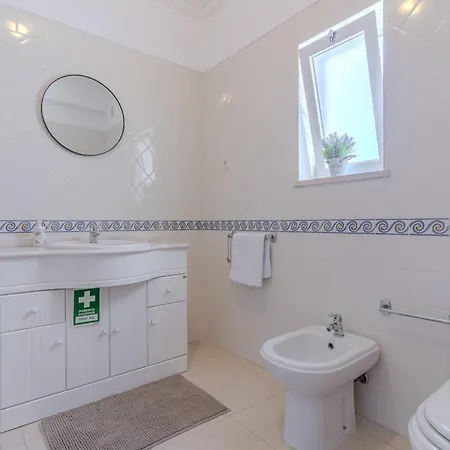 #375 Spacious Townhouse With Pool, Bbq & Parking Dom wakacyjny Albufeira