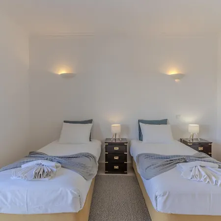 Dom wakacyjny #375 Spacious Townhouse With Pool, Bbq & Parking Albufeira