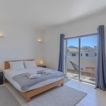 Dom wakacyjny #375 Spacious Townhouse With Pool, Bbq & Parking Albufeira